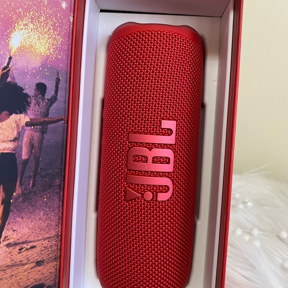 JBL FLIP6 Portable Waterproof Speaker - Red - Picture 3 of 15